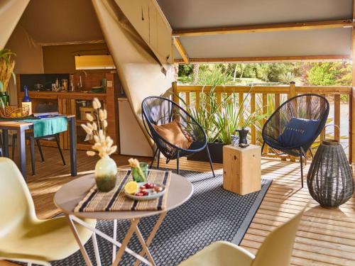 Bungalow toilé avec terrasse à Luynes, 2 chambres, 5 personnes - API-1-52-1508 (Bungalow toile avec terrasse a Luynes, 2 chambres, 5 personnes - API-1-52-1508) in 呂伊內