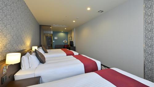 4 twin beds