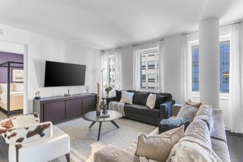 Elegant Midtown Retreat, City Views, Steps to Times Square