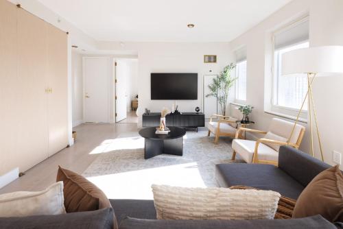 RARE Luxurious Apartment 1 Block From Time Square, Nowy Jork