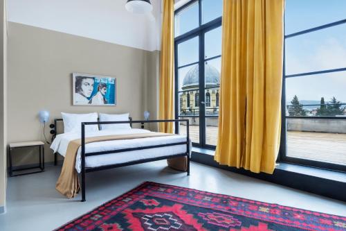 1 queen bed, 2 twin beds