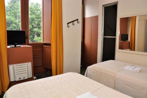 1 double bed, 1 twin bed