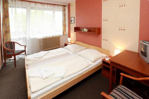 Hotel Zimni Stadion () Hotel Zimni Stadion