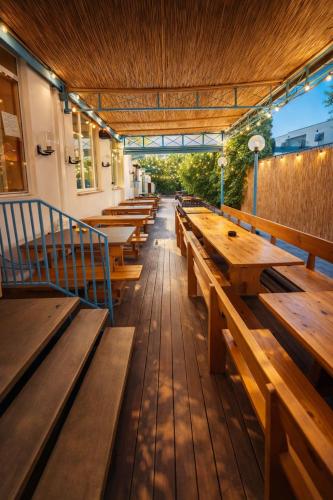 สวน, Sunflower Beach Backpacker Hostels & Bar-NEW in ริมินี