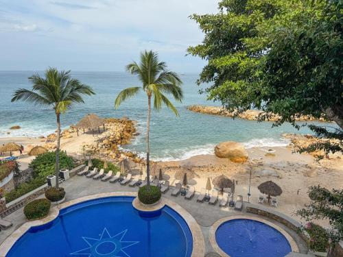Oceanfront Bliss: Beachside Condo Retreat