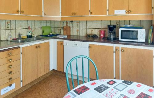 주방, Lovely Home In Fridlevstad With Wifi in 뢰데뷔