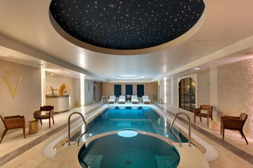 สระว่ายน้ำ, Auberge du Jeu de Paume in ชองติยี