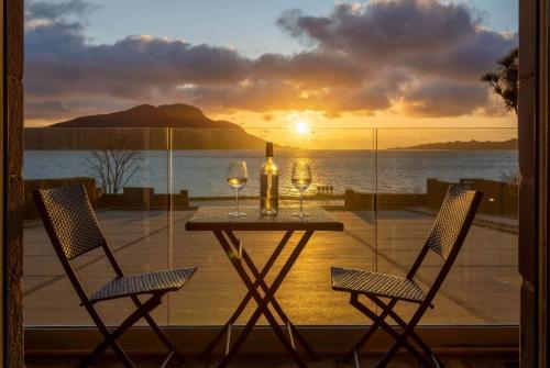 Зовнішній вигляд готелю, Arran Shores Luxury Shorefront Suite 1 in Лемлеш