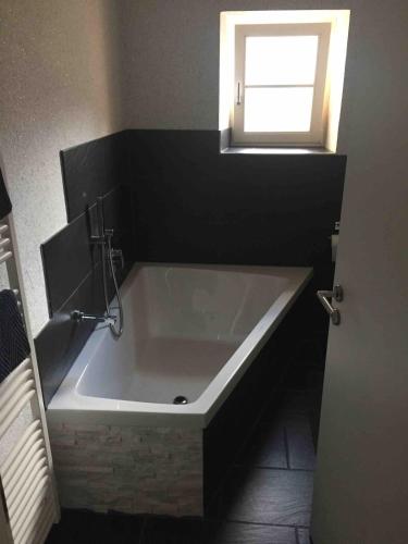 Lichtdurchflutete 65m2 Einliegerwohnung mit großer Südterrasse und Komfort-Bad (Lichtdurchflutete 65m2 Einliegerwohnung mit großer Sudterrasse und Komfort-Bad) in Gutenzell-Hurbel