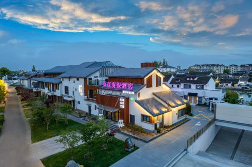 Exterior view, Shanghai Chenmao Resort (Zhujiajiao Branch) in Qingpu and Zhujiajiao