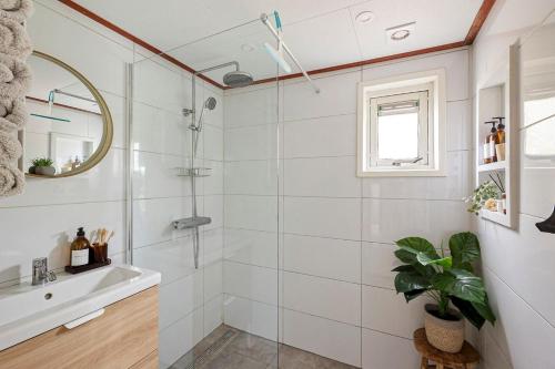 Bathroom, Chalet De Drentse Rust in Erm