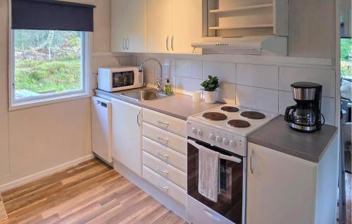 кухня, 1 Bedroom Awesome Home In Boxholm in Boxholm