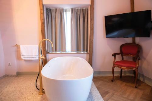 room detail thumbnail 2