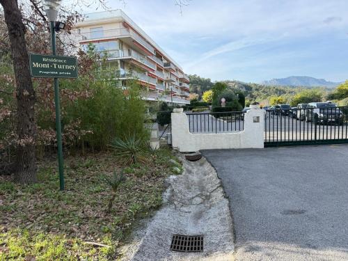 T2 lumineux avec piscine et plage à pieds à Mandelieu-la-Napoule (T2 lumineux avec piscine et plage a pieds a Mandelieu-la-Napoule) in San Peyre