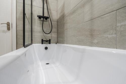 Modern house - Free parking - 2x bathrooms in Edge Hill