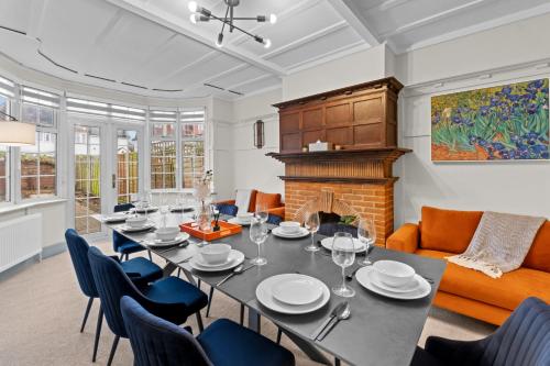 5 Bedroom House 13 Beds Across From Tube Station gîte à louer The Bridge Hotel