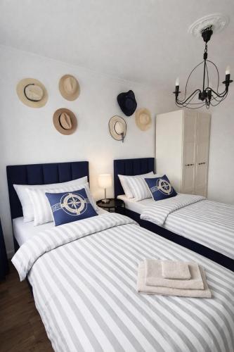 2 twin beds