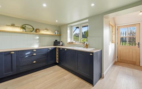 virtuve, Laburnum Cottage in Willington (Cheshire)