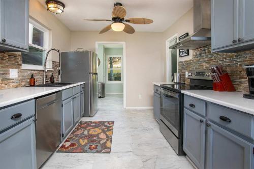 Konyha, Lakefront House with Boat Dock, BBQ in Peaceful Flint in Flint (TX)