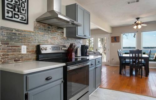 Konyha, Lakefront House with Boat Dock, BBQ in Peaceful Flint in Flint (TX)