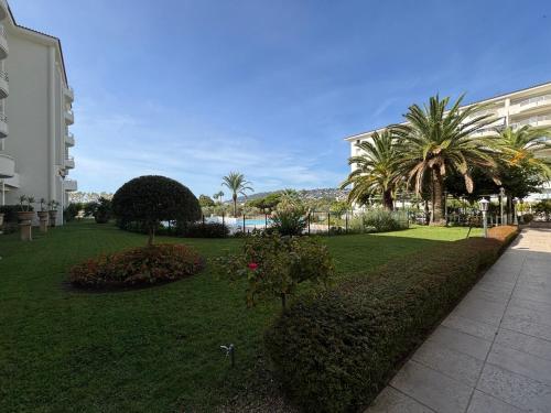 Dream vacation Apartment - Sea view, Pool, Park, 2 Min Walk to Beach, Parking in Avenue de Cannes