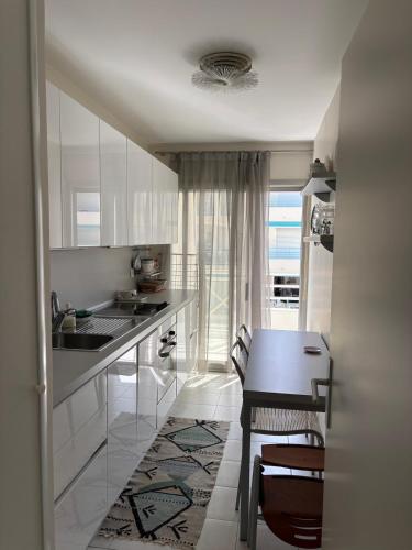 Dream vacation Apartment - Sea view, Pool, Park, 2 Min Walk to Beach, Parking in Avenue de Cannes