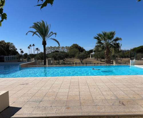 Dream vacation Apartment - Sea view, Pool, Park, 2 Min Walk to Beach, Parking in Avenue de Cannes