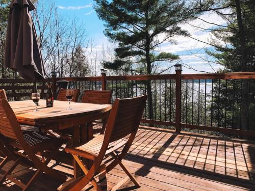 Nature Escape with Spa - L'heritage du Lac in Lac Sainte-Marie (QC)