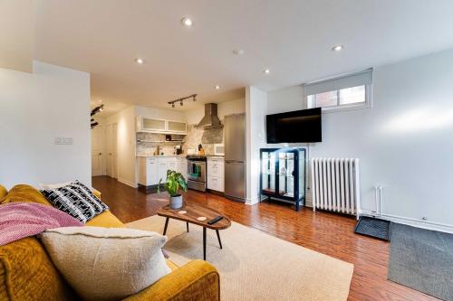 ห้องพัก, Contemporary 1BR Basement Suite with Private Entrance near ถนนยอง