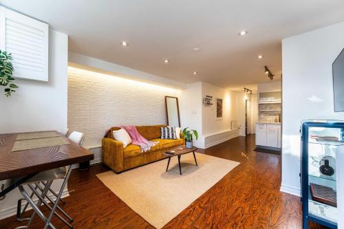 Contemporary 1BR Basement Suite with Private Entrance near ถนนยอง