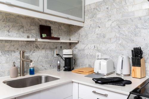 Contemporary 1BR Basement Suite with Private Entrance near ถนนยอง