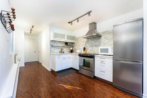 Contemporary 1BR Basement Suite with Private Entrance near ถนนยอง