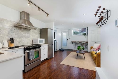 Contemporary 1BR Basement Suite with Private Entrance near ถนนยอง