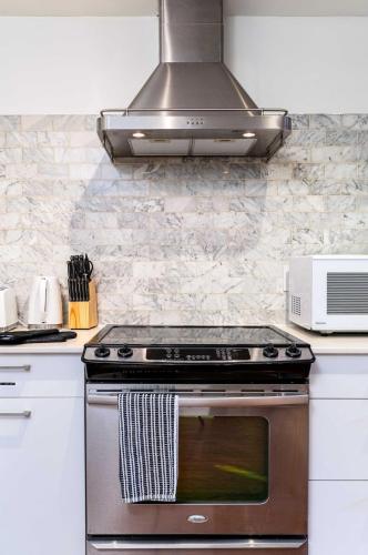 Contemporary 1BR Basement Suite with Private Entrance near ถนนยอง