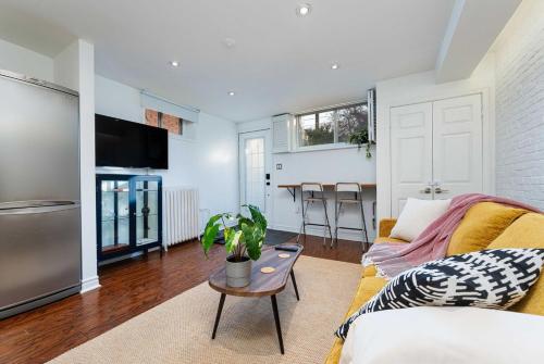 Contemporary 1BR Basement Suite with Private Entrance near ถนนยอง