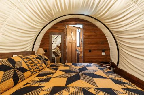 Luxury Covered Wagon, Rooterville Animal Sanctuary in Keystone Heights