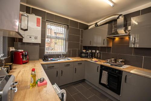 Group-Friendly 4-Bedroom House Near Nottingham Arboretum & Castle in 拉德福德