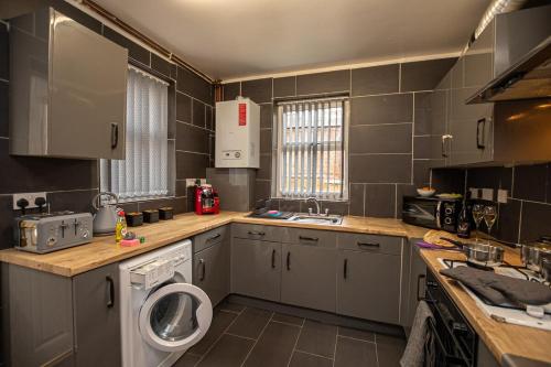 Group-Friendly 4-Bedroom House Near Nottingham Arboretum & Castle in 拉德福德