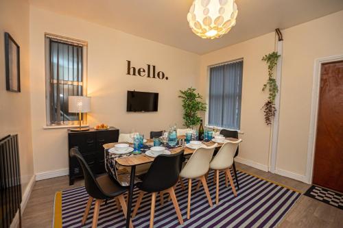 Group-Friendly 4-Bedroom House Near Nottingham Arboretum & Castle in 拉德福德