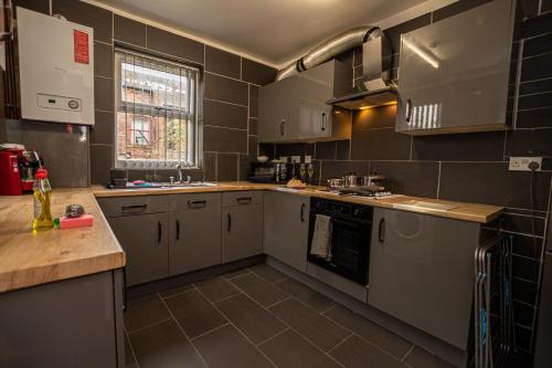 Group-Friendly 4-Bedroom House Near Nottingham Arboretum & Castle in 拉德福德
