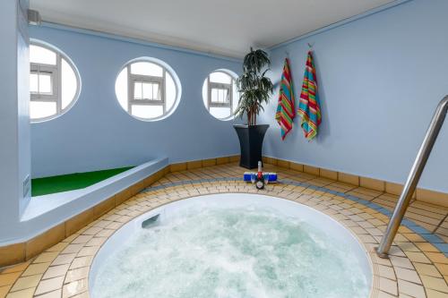 Hot spring bath, Durban Spa in South Beach