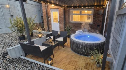熱水浴缸, Private Hot Tub Stylish Home on Exmoor Edge in 蒂芙頓