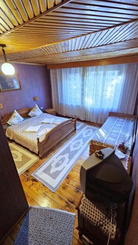 1 double bed, 1 twin bed