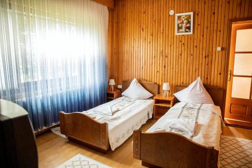 2 twin beds