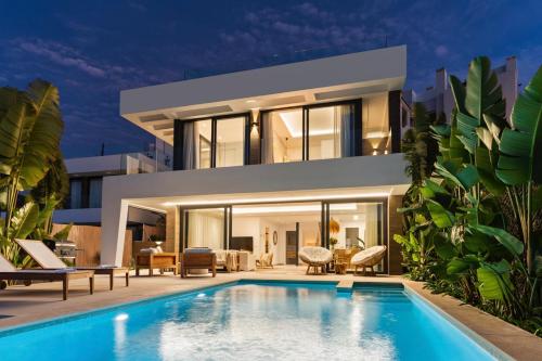 6 BDRM Golfside Luxury Villa w Pool & Jacuzzi