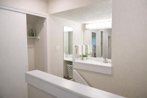 Two Bedroom Loft King Beds Down Town Convenience - image 3