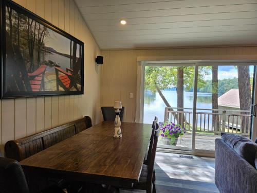 Olga's Bay Lakehouse in 溫德米爾(ON)