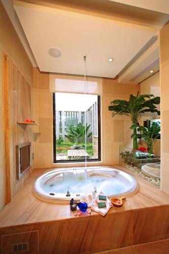 room detail thumbnail 2