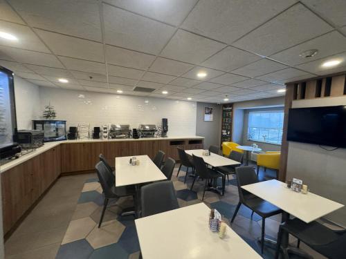 Microtel Inn & Suites by Wyndham Wheeling at The Highlands in Triadelphia, USA