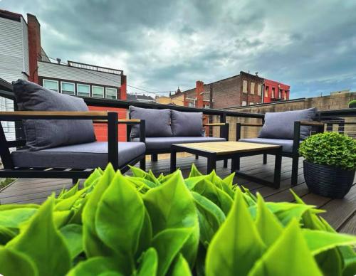 KING BED •Private Patio&Parking•Sophisticated Stay - image 4